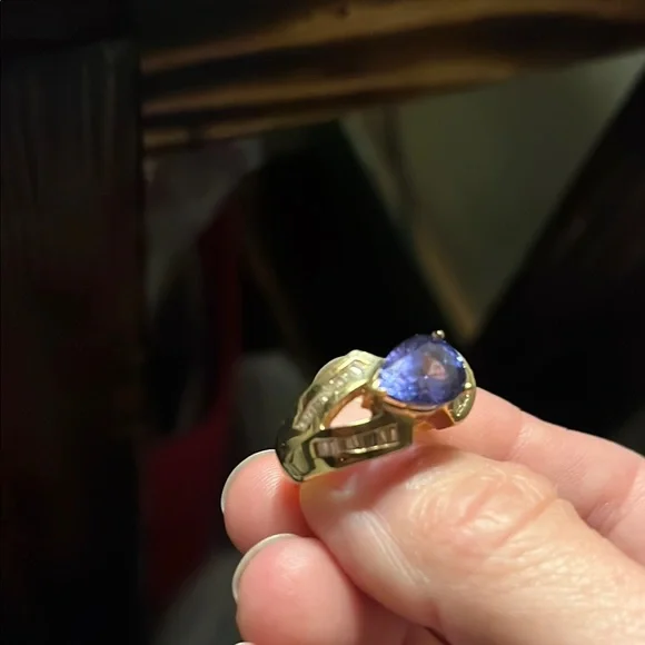 Elegant 14k Gold and Tanzanite Women's Ring - Picture 3 of 4